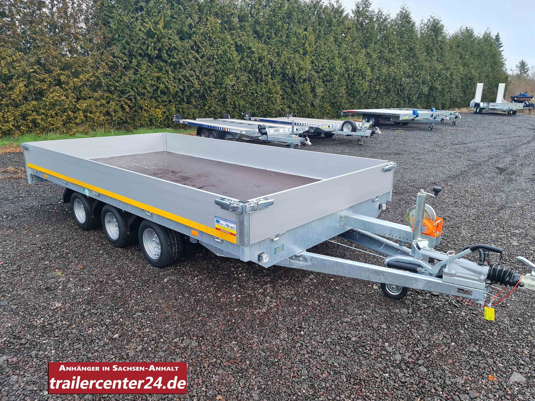 Bild von 3.5t - 4 x 2m Allzweckanhänger 3-Achser (optional Schienen, Winde..)