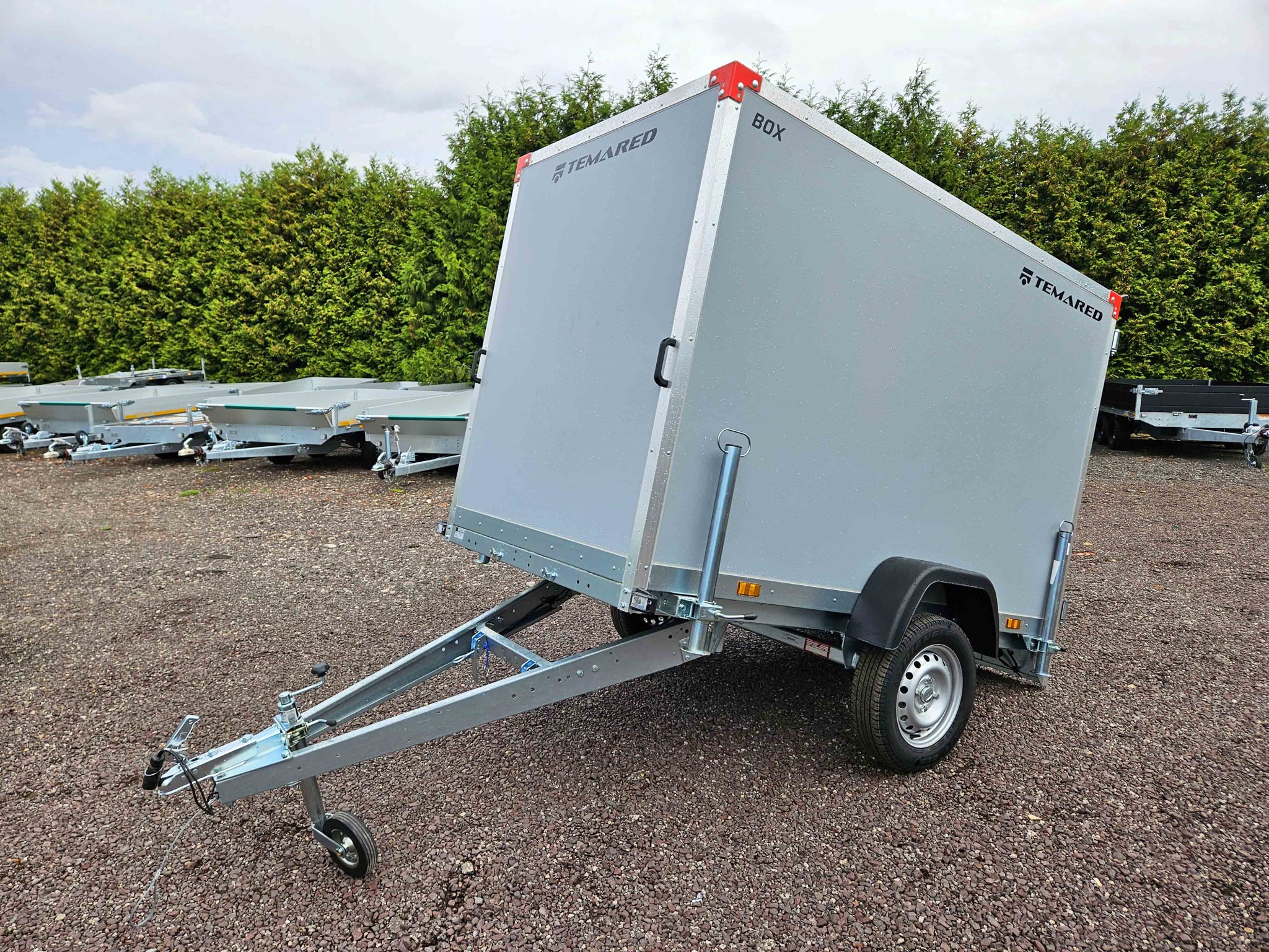 Bild von 750 kg - 2,23 x 1,25m x 1.47m Kofferanhänger Smart Box 2312