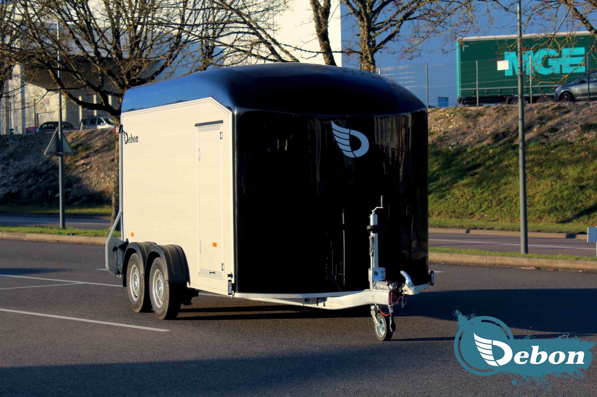 Bild von Debon Roadster C700 gebremster Aerodynamischer Kofferanhänger