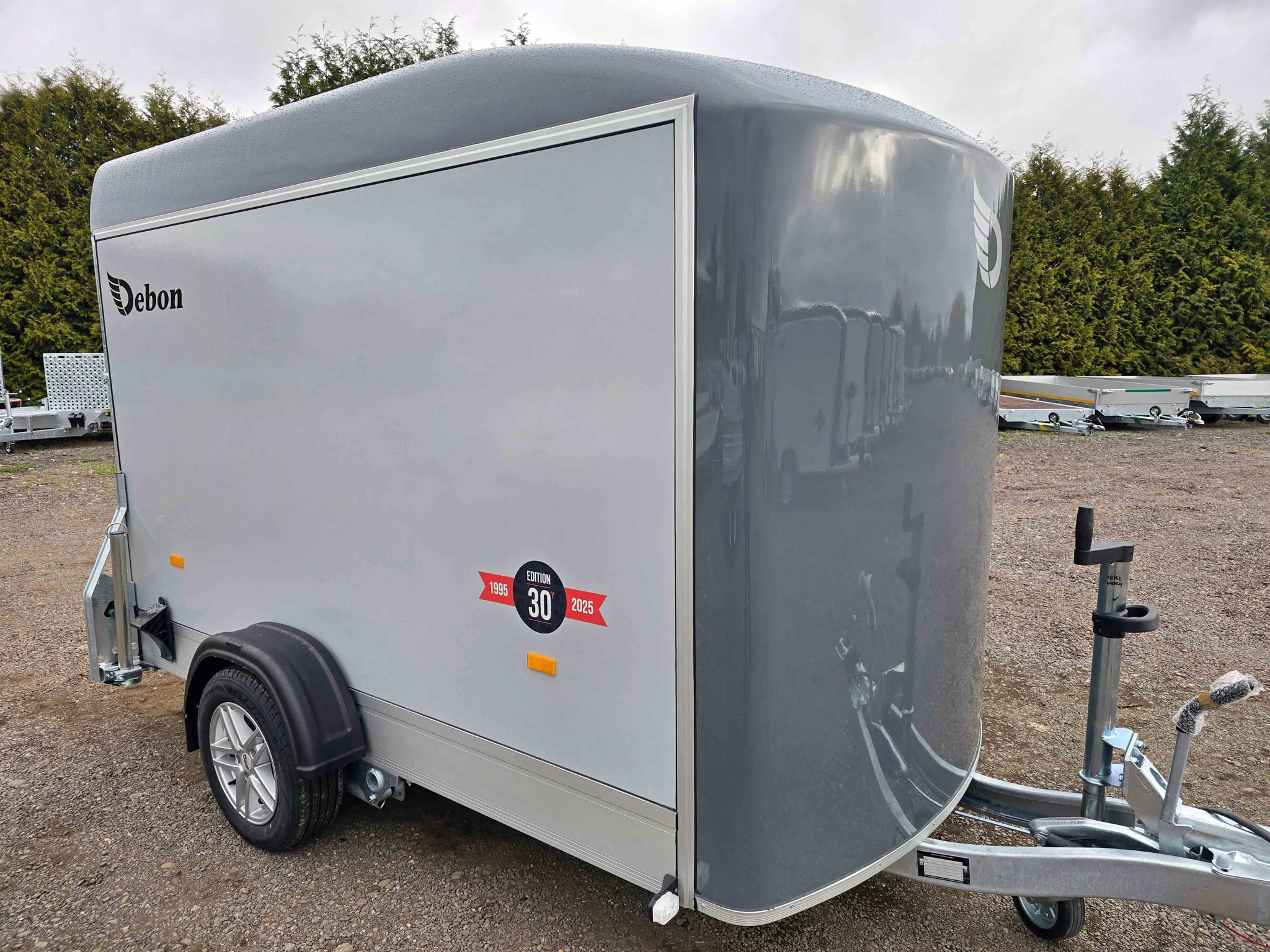 Bild von Debon Roadster C300 gebremster Aerodynamischer Kofferanhänger