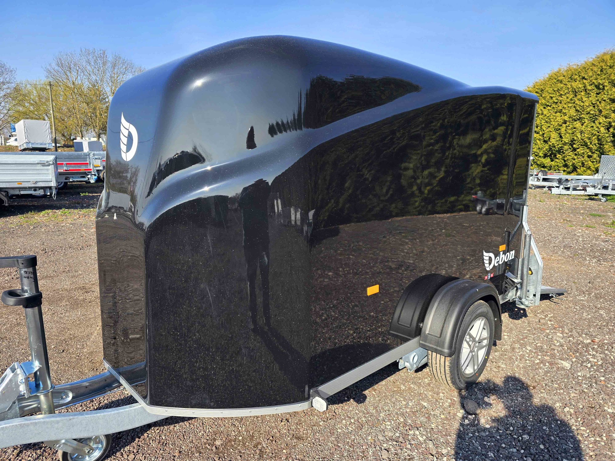 Bild von Debon Cargo 1300 gebremster Vollpoly Aerodynamischer Kofferanhänger