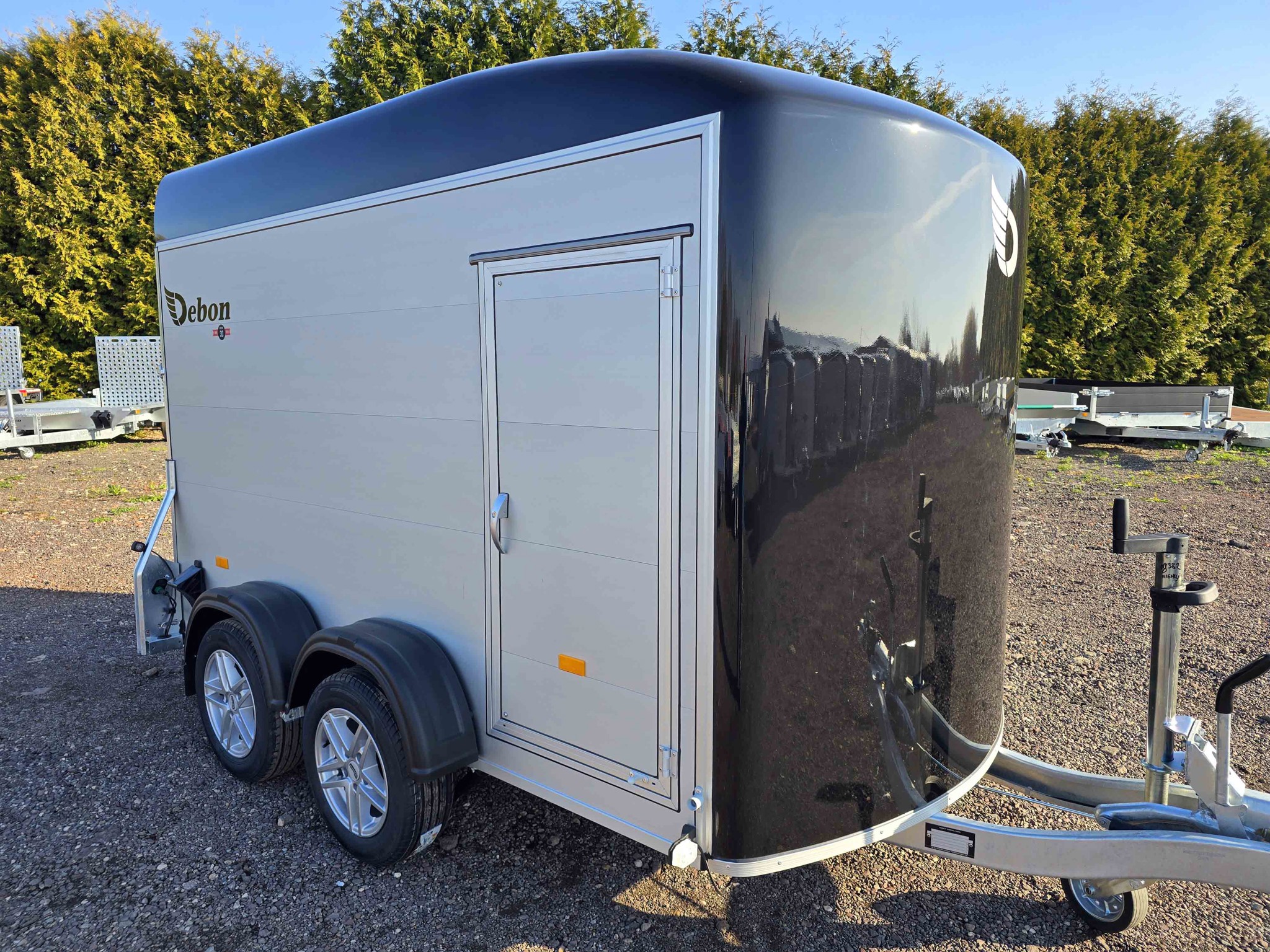 Bild von Debon Roadster C500 gebremster Aerodynamischer Kofferanhänger