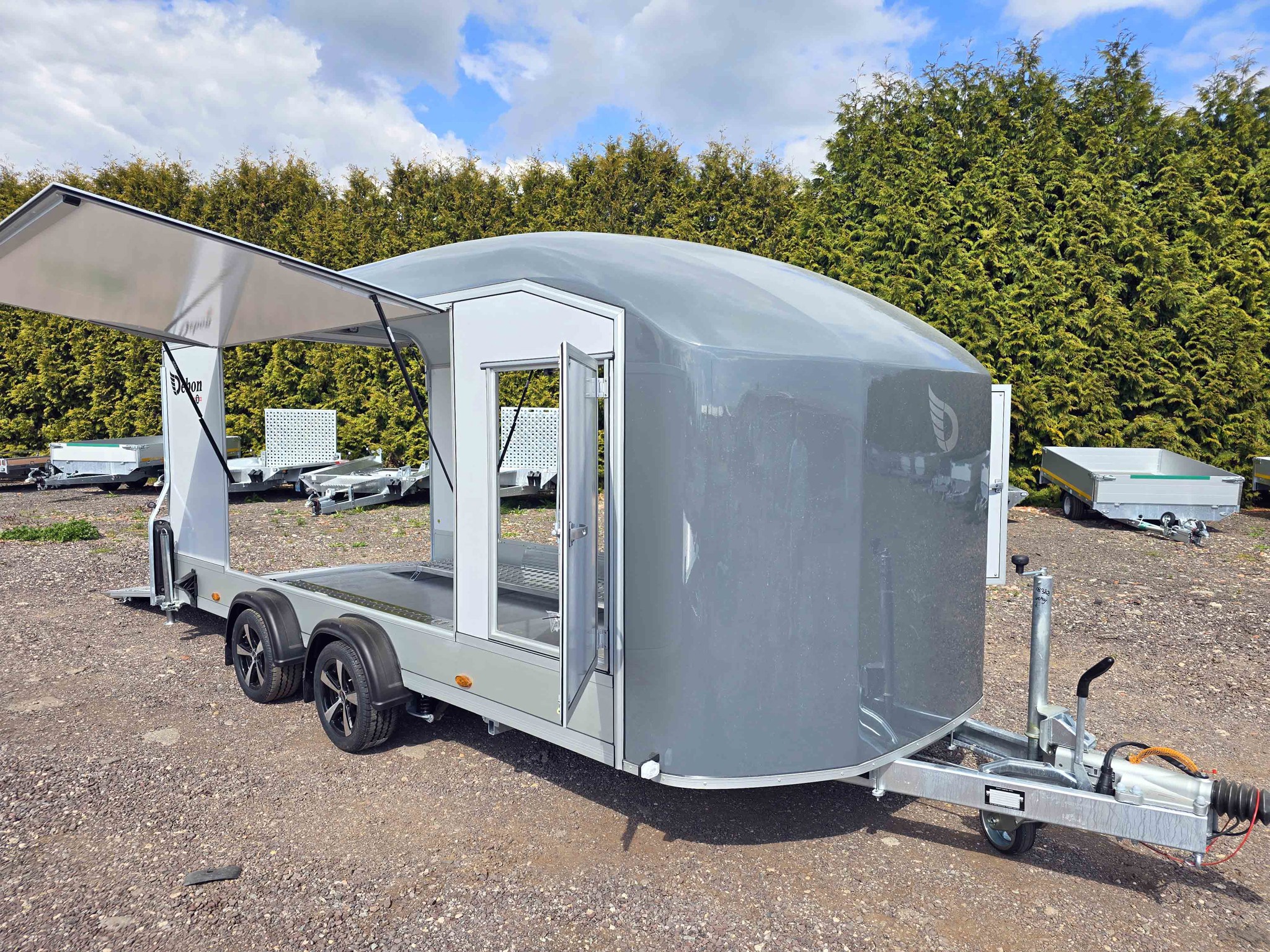 Bild von Debon Roadster C1000 gebremster Aerodynamischer Kofferanhänger
